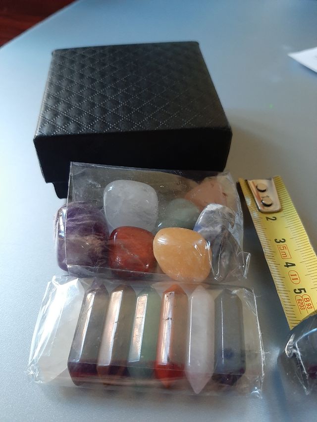 Caja con puntas y piedras naturales