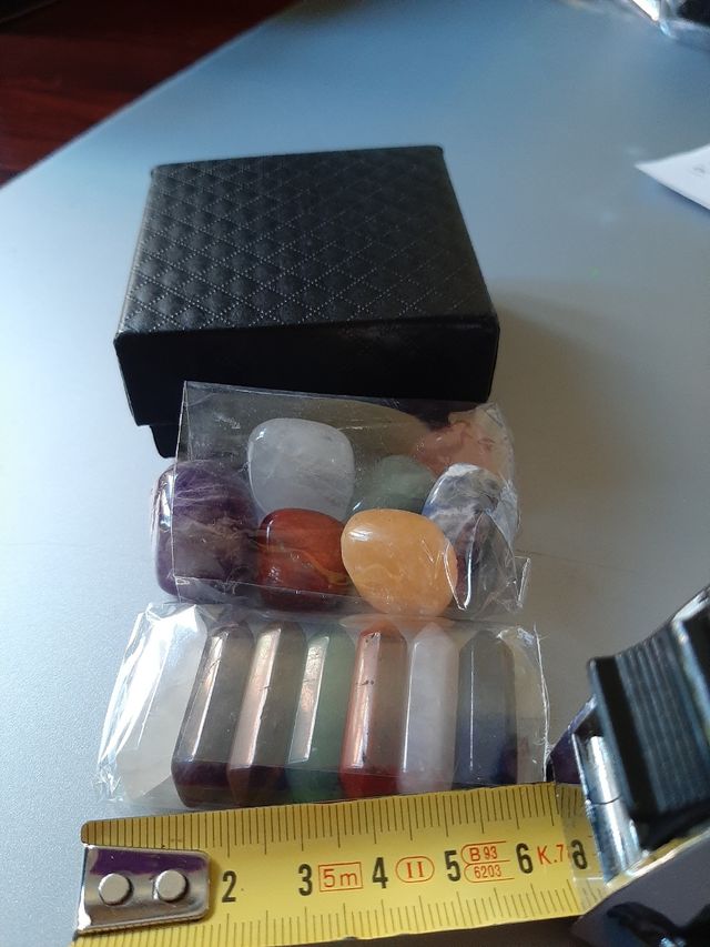 Caja con puntas y piedras naturales