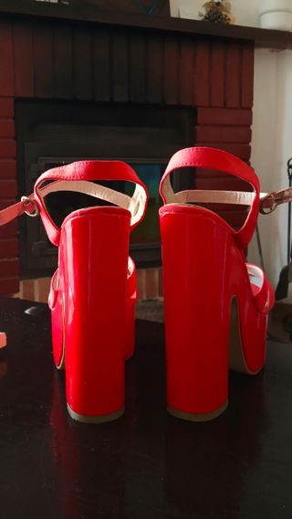 Tacones rojos con plataforma