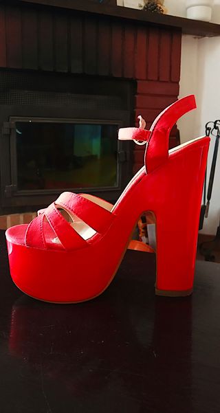 Tacones rojos con plataforma