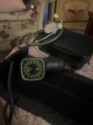 Fonendoscopio y tensiometro antiguo