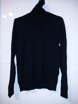 Polo pull&bear negro manga y cuello largo