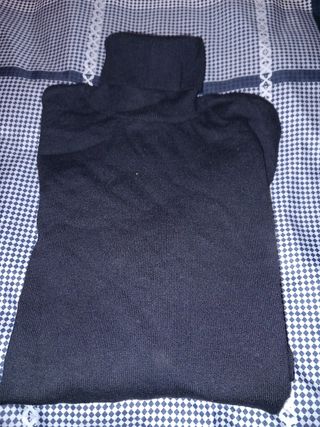 Polo pull&bear negro manga y cuello largo