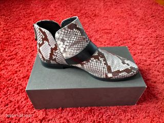 REBAJADOS¡¡¡¡.Botines de piel estampado multicolor