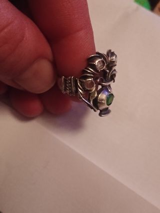 Anillo Isabelino Plata Amatista y Esmeralda Verde
