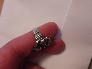 Anillo Isabelino Plata Amatista y Esmeralda Verde