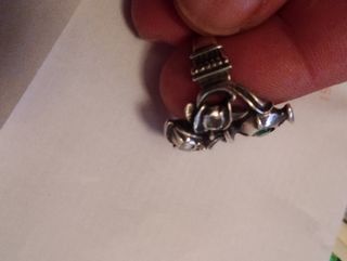 Anillo Isabelino Plata Amatista y Esmeralda Verde