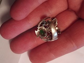 Anillo Isabelino Plata Amatista y Esmeralda Verde