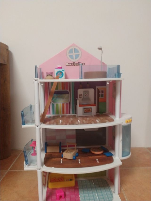 Casita de juguete con ascensor