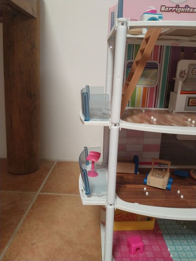 Casita de juguete con ascensor
