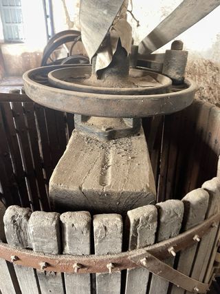 Prensa de uva antigua