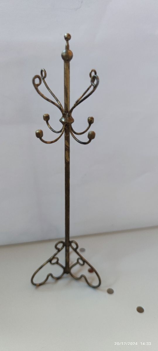 Appendino in metallo in miniatura.