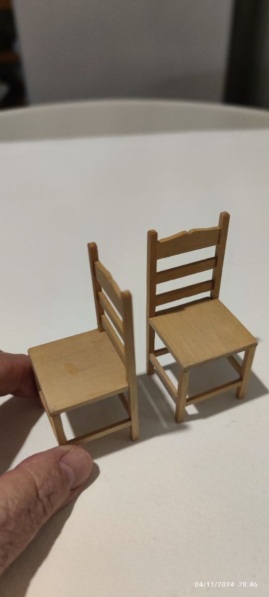 Sedie in legno in miniatura
