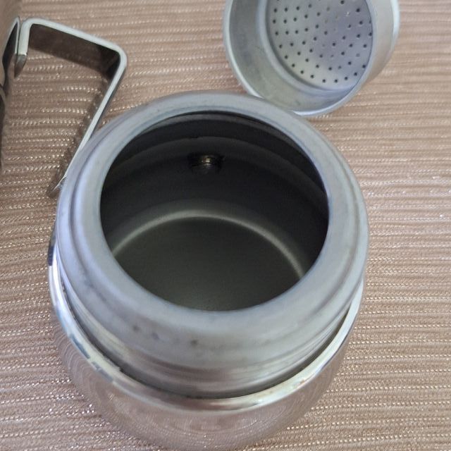 moka color argento acciaio inox una tazzina caffè