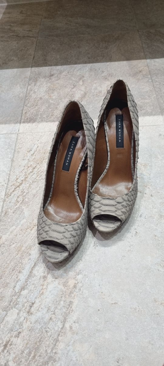 Zapatos de tacón y plataforma de Zara.