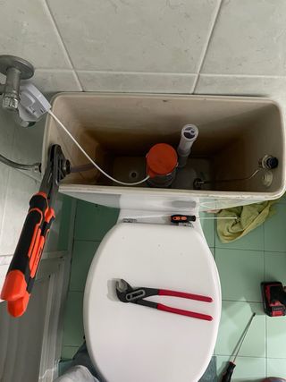 Riparazione sciacquone e acquaio.