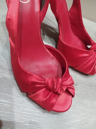 Zapatos rojos de satén fiesta