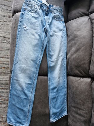 Pantalón vaquero Stradivarius con etiquetas