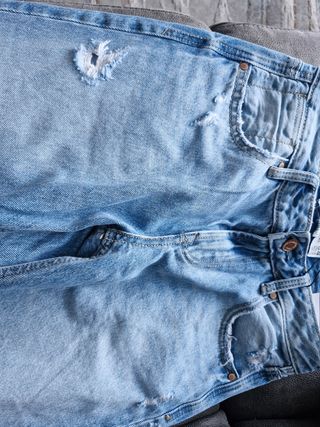 Pantalón vaquero Stradivarius con etiquetas