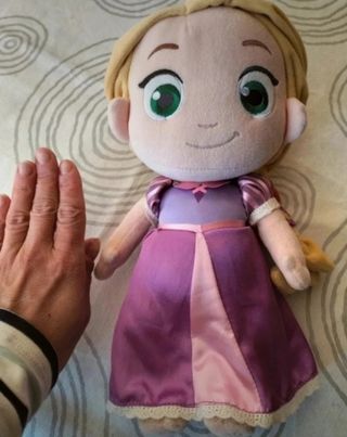 Muñeca peluche Rapunzel nueva