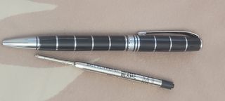 Bolígrafo sin estrenar, con un recambio