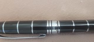 Bolígrafo sin estrenar, con un recambio