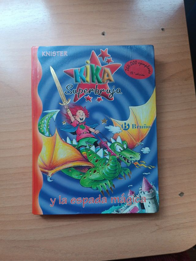 Kika Superbruja y la espada mágica (Spanish Edition)