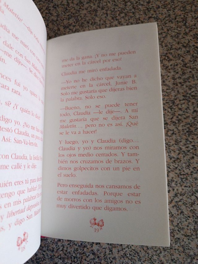 Junie B. Jones tiene un admirador secreto (Spanish Edition)