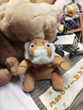 8 Peluches y muñeca antiguos