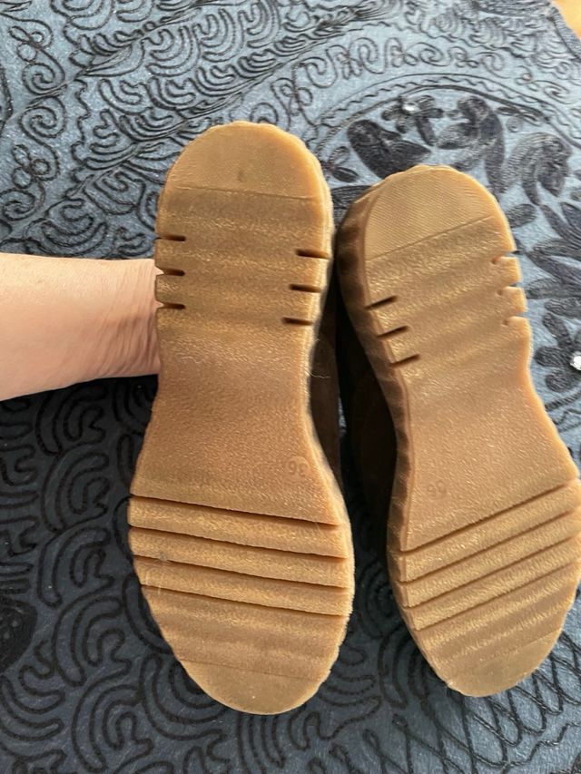 Sapatos em camurça castanha