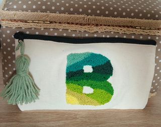 Estuche bordado a mano personalizado