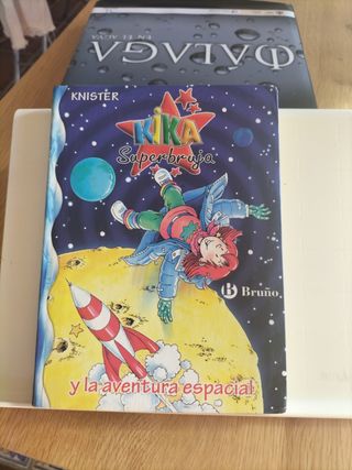 Kika Superbruja y la aventura espacial (Kika Superbruja / Kika Superwitch) (Spanish Edition)