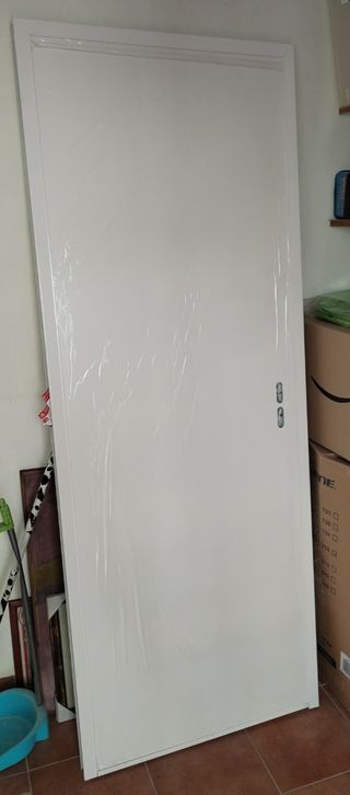 Puerta trastero blanca