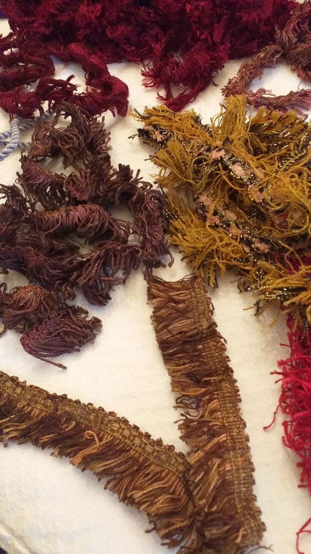 RESTOS DE PASAMANERIA ANTIGUA .