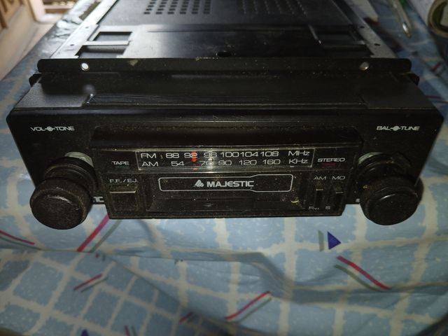 Due radio Majestic .