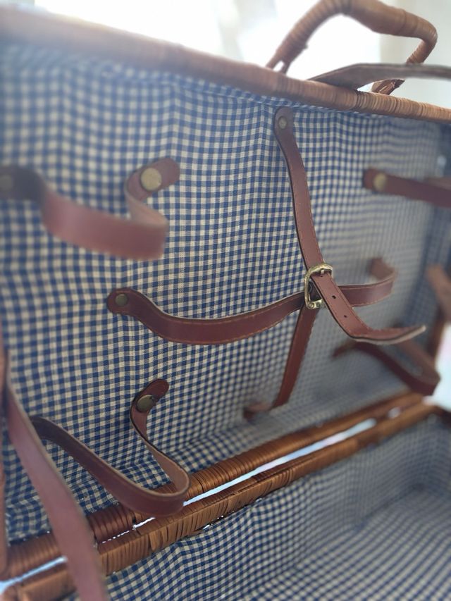 Maletin picnic mimbre con forro vichy.