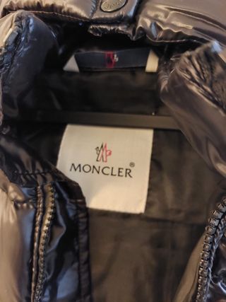 CHALECO NEGRO PLUMÍFERO MONCLER CON CAPUCHA BORMES