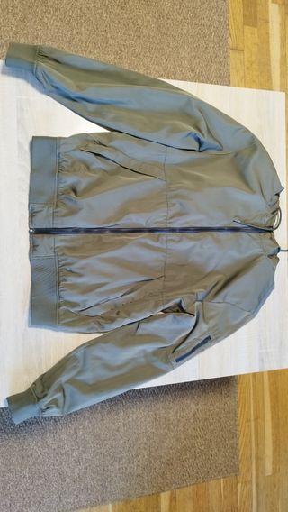 Cortavientos verde militar