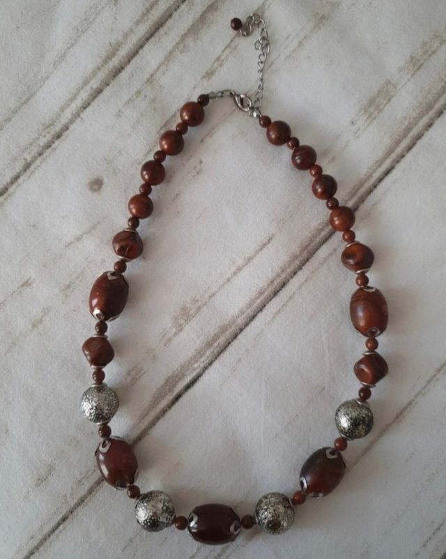 Pashmina marrone e collana di bi