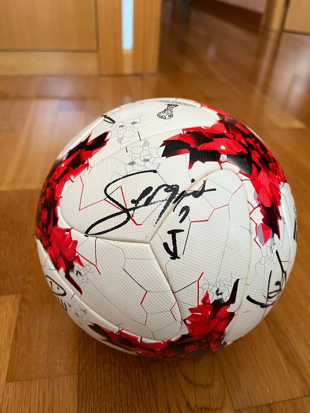 Balón adidas krasava firmado por la selección