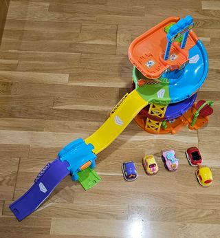 Parkin infantil junto a 4 vehículos