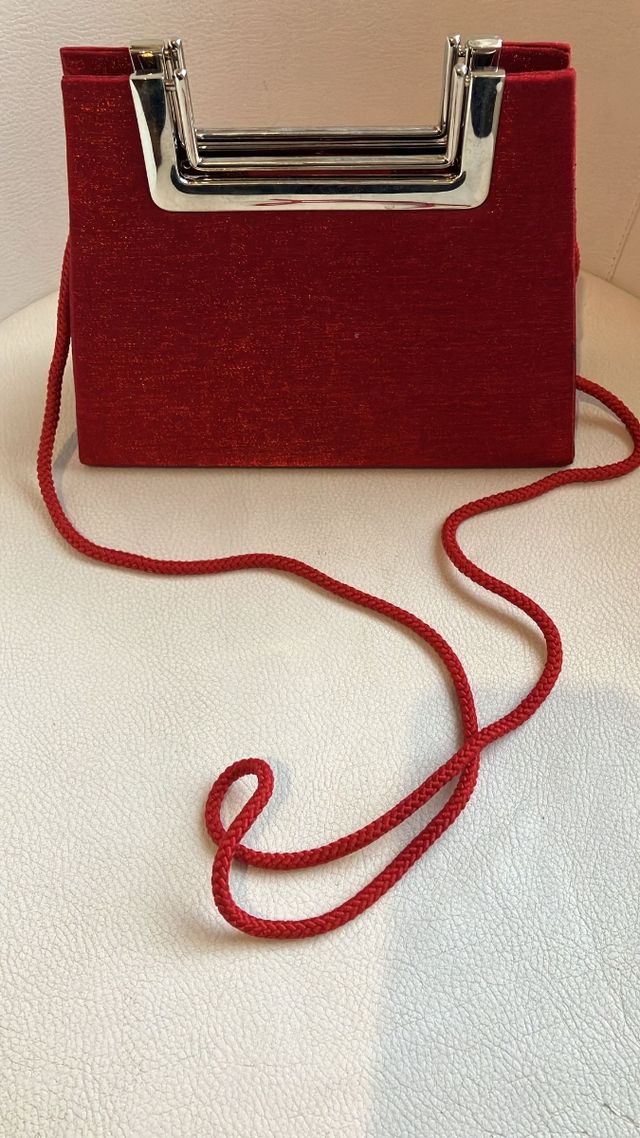 Vestido de Fiesta con Chal y Bolso