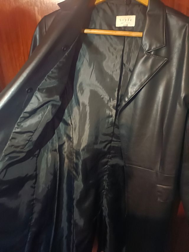 Abrigo negro abierto