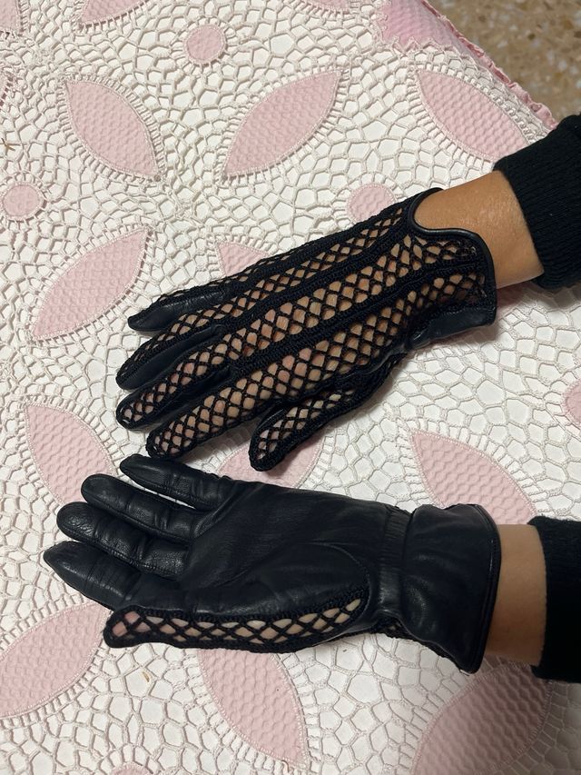 Luvas de couro com orifícios