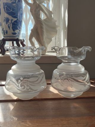 Dois abajures tulipas em vidro