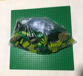 lego pezzi colore verde e base lego spazio '70