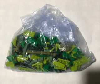 lego pezzi colore verde e base lego spazio '70