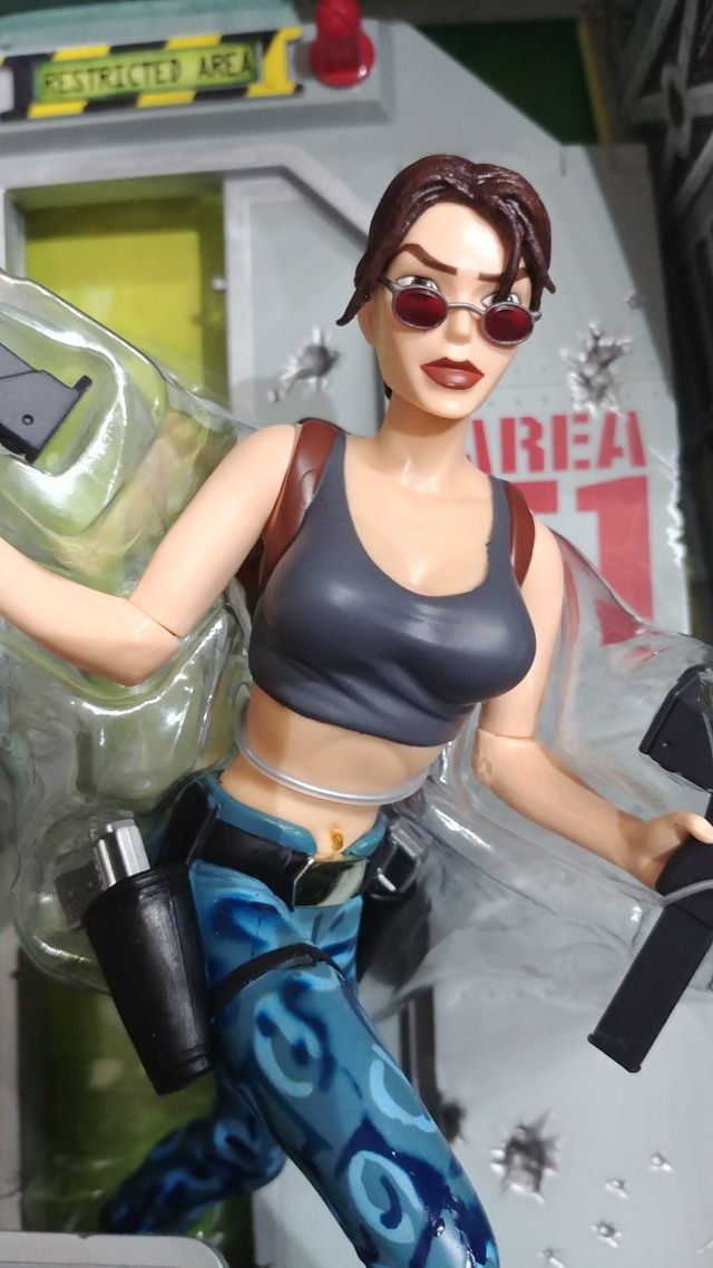 FIGURA TOMB RAIDER