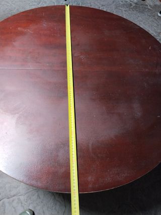 Mesa redonda de madera