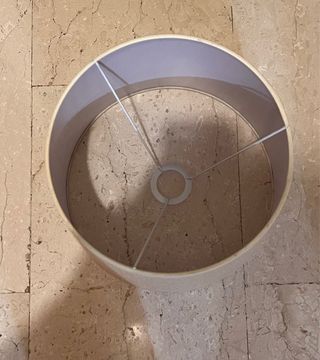 Pantalla para lampara de pie o sobremesa. 